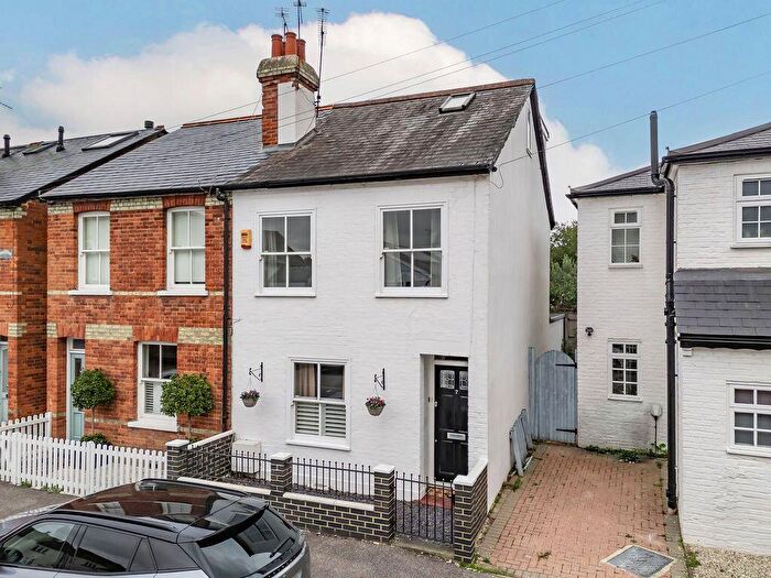 3 Bedroom Semi-Detached House For Sale In New Road, Weybridge, KT13
