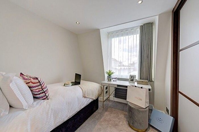 3 Bedroom Flat To Rent In Ebury Street, London, SW1W