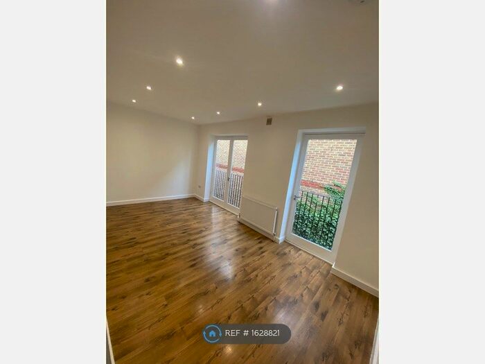 2 Bedroom Flat To Rent In West Green Road, London, N15