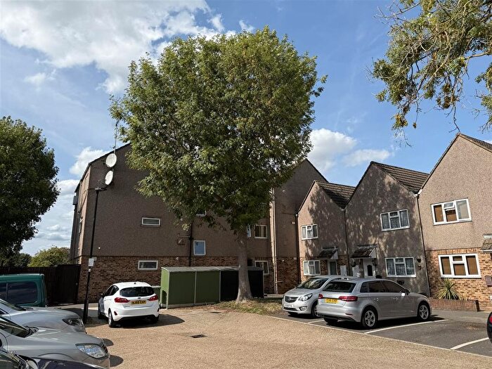 1 Bedroom Flat For Sale In Dickenson Road, Hanworth, TW13
