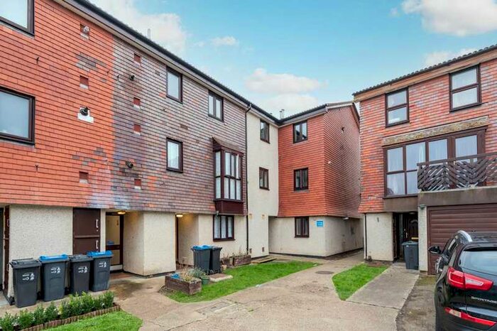 1 Bedroom Flat To Rent In Coniston Close, Raynes Park, SW20