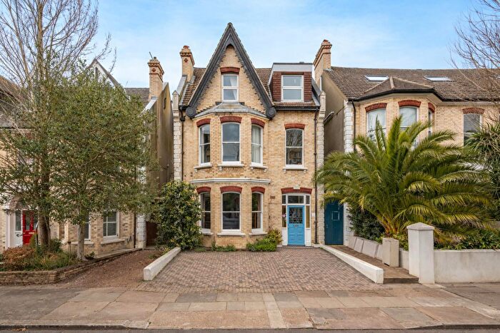 2 Bedroom Apartment For Sale In Wilbury Gardens, Hove, BN3