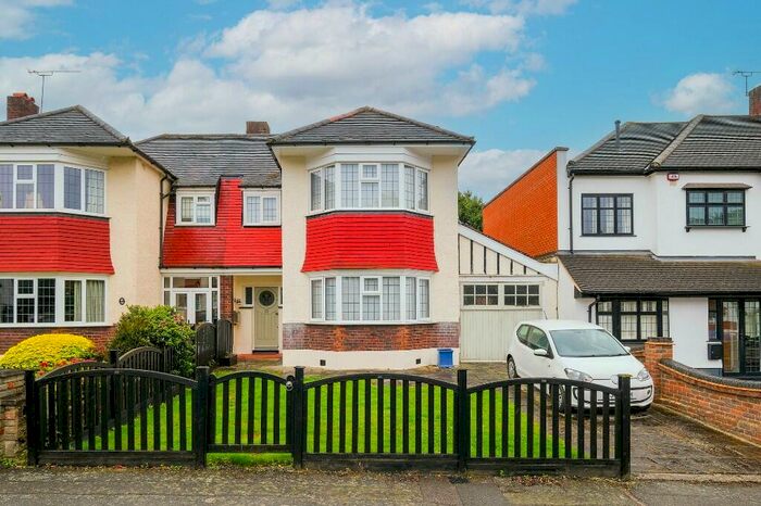 3 Bedroom Semi-Detached House To Rent In High View Road, London, E18