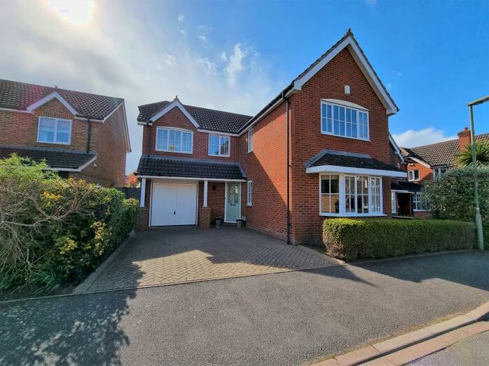 4 Bedroom Detached House To Rent In Knaphill, GU21