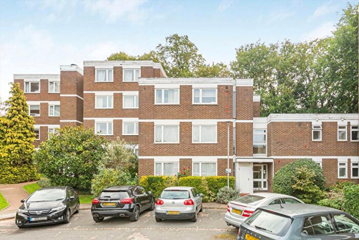 2 Bedroom Flat For Sale In Mountcombe Close, Surbiton, KT6