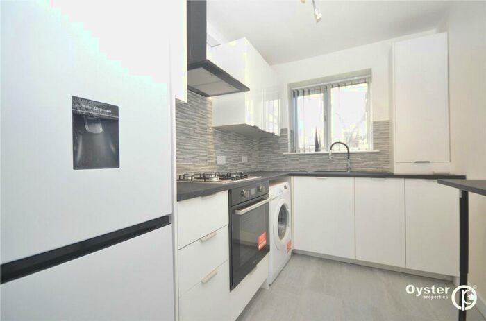 3 Bedroom Flat To Rent In High Road, London, N12