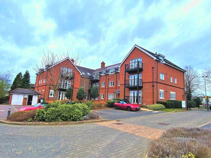 2 Bedroom Flat To Rent In Findlay Mews, Marlow, SL7