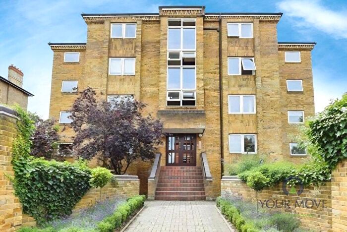 2 Bedroom Flat To Rent In Avenue Elmers, Surbiton, KT6