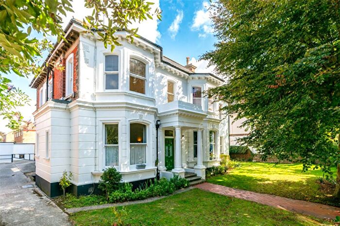 2 Bedroom Flat For Sale In Richmond Road, Worthing, West Sussex, BN11
