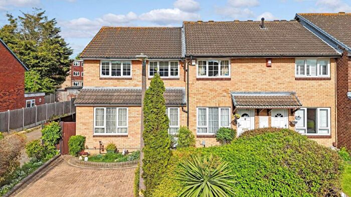 4 Bedroom End Of Terrace House For Sale In Juniper Way, Romford, RM3