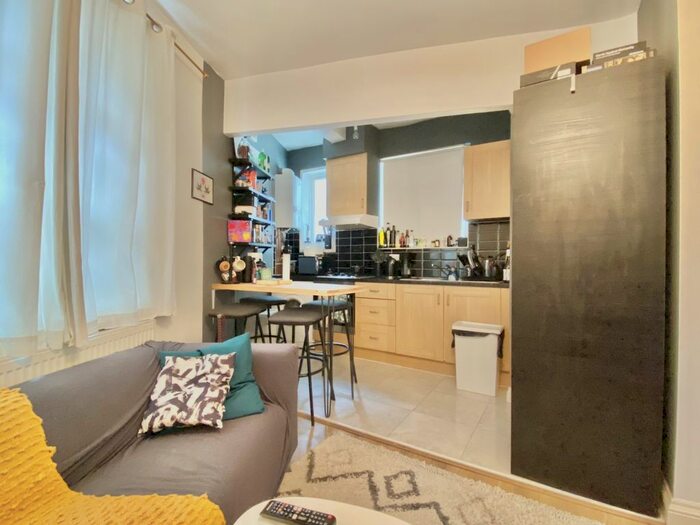 1 Bedroom Flat To Rent In Sellincourt Road, London, SW17