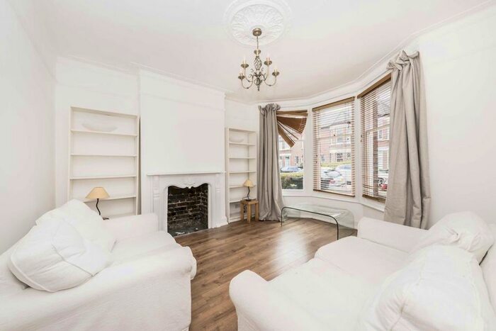 2 Bedroom Flat To Rent In Glenfield Road, London SW12