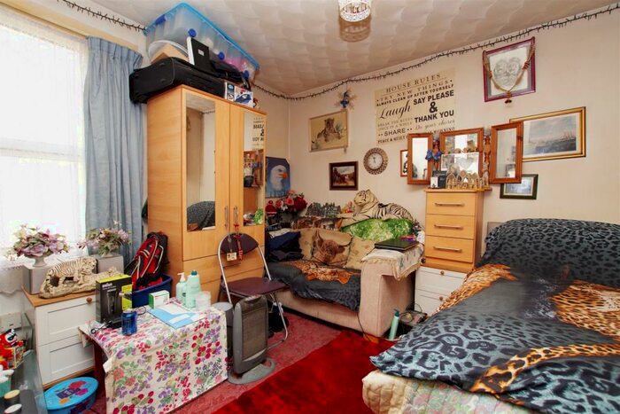 4 Bedroom Terraced House For Sale In Groundwell Road, Town Centre, Swindon, SN1