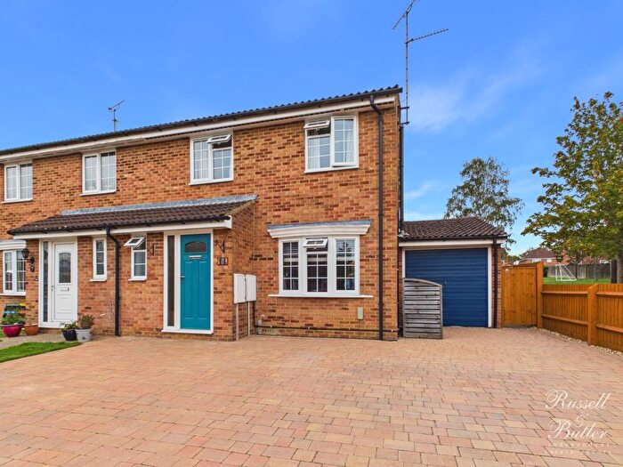 4 Bedroom Semi-Detached House For Sale In Swan Close, Buckingham, MK18