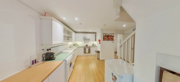 4 Bedroom Cottage To Rent In **&#;pppw Excluding Bills**Cavendish Road East, The Park, NG7