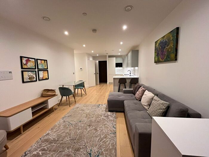 1 Bedroom Flat For Sale In Hive House, Capital Interchange Way, Kew, London, TW8
