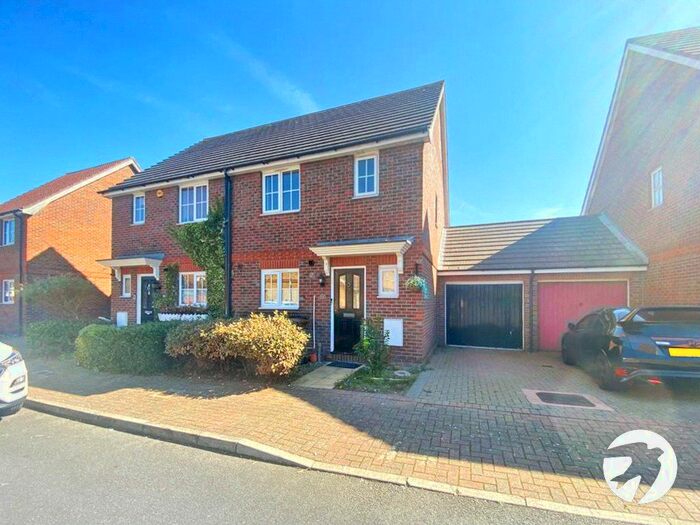 3 Bedroom Semi-Detached House To Rent In Pochard Close, St. Marys Island, Chatham, Kent, ME4