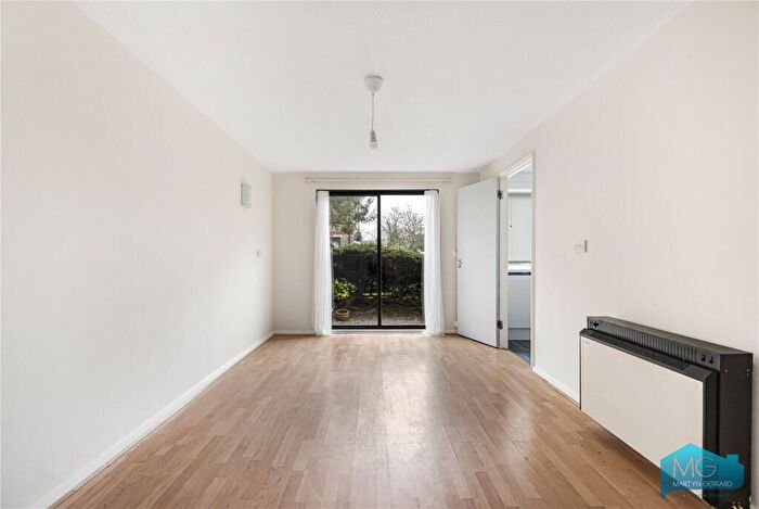 1 Bedroom Apartment For Sale In Deanery Close, London, N2
