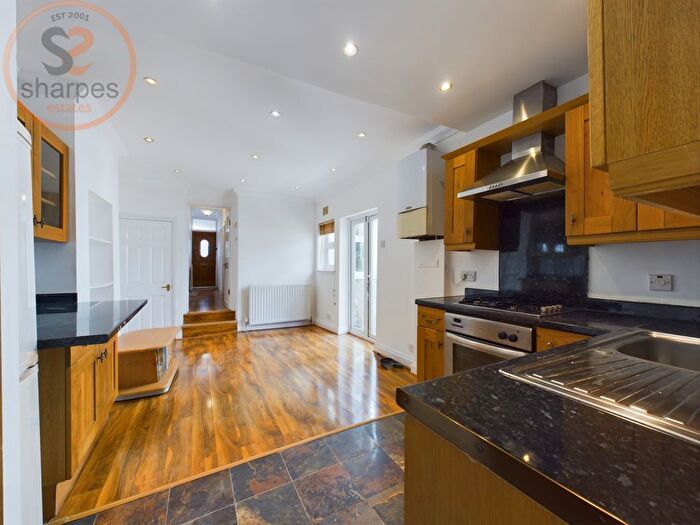 2 Bedroom Flat To Rent In Penwith Road, London, SW18