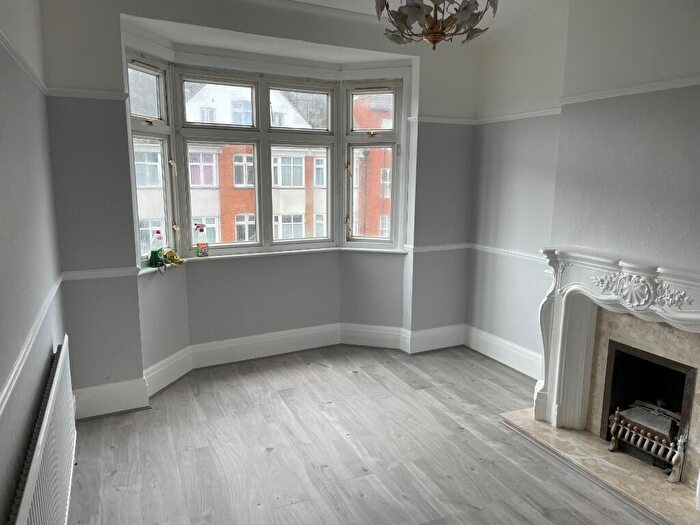 3 Bedroom Flat To Rent In London Road, Westcliff-On-Sea, Essex, SS0