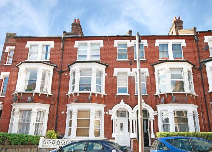 3 Bedroom Flat To Rent In Tremadoc Road, Clapham, SW4