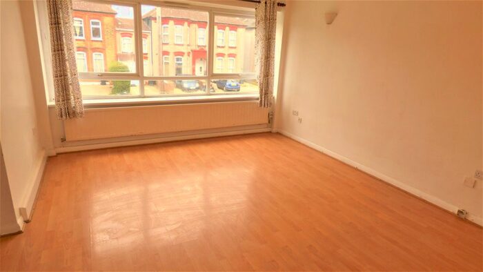 2 Bedroom Flat To Rent In Eastwood Road, Ilford, IG3