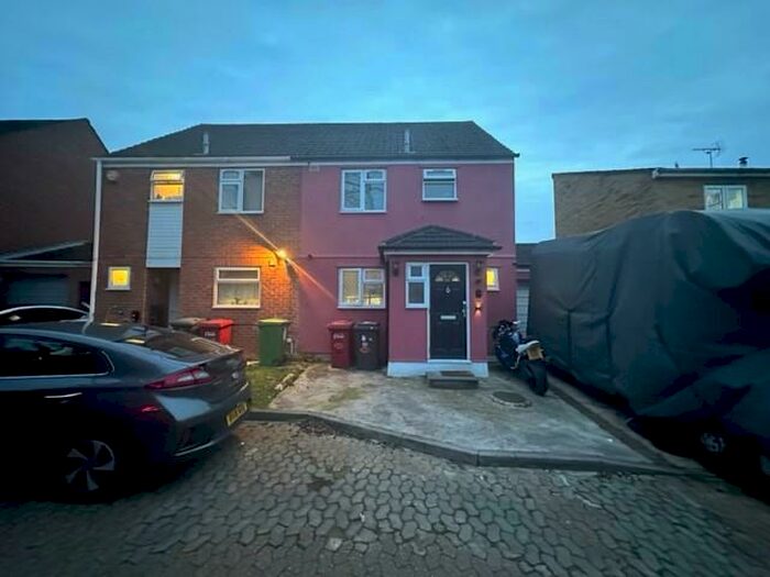 3 Bedroom Semi-Detached House To Rent In Slough, Berkshire, SL2