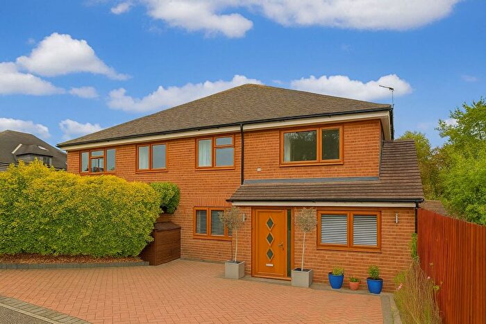 4 Bedroom Semi Detached House For Sale In Mount Drive, Park Street, St. Albans, AL2