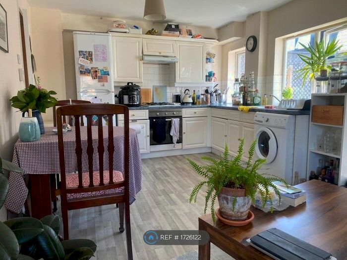 2 Bedroom Flat To Rent In Church Passage, High Barnet, EN5