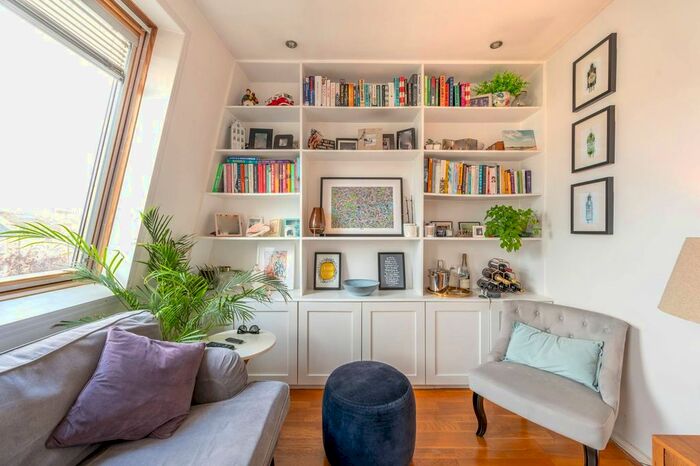 2 Bedroom Flat For Sale In Mitcham Lane, Furzedown, London, SW16