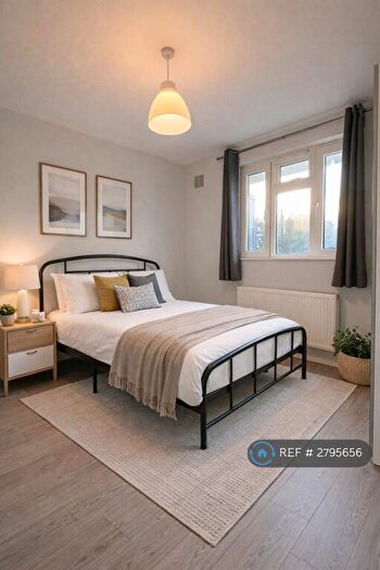 3 Bedroom Flat To Rent In Nestor House, London, E2