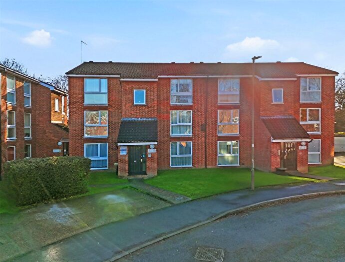 1 Bedroom Flat For Sale In Larch Close, London, N11