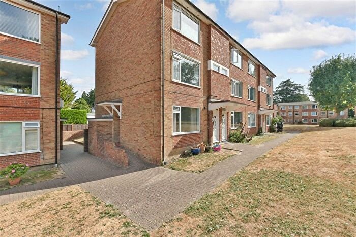 2 Bedroom Flat For Sale In Tupwood Lane, Caterham, Surrey, CR3