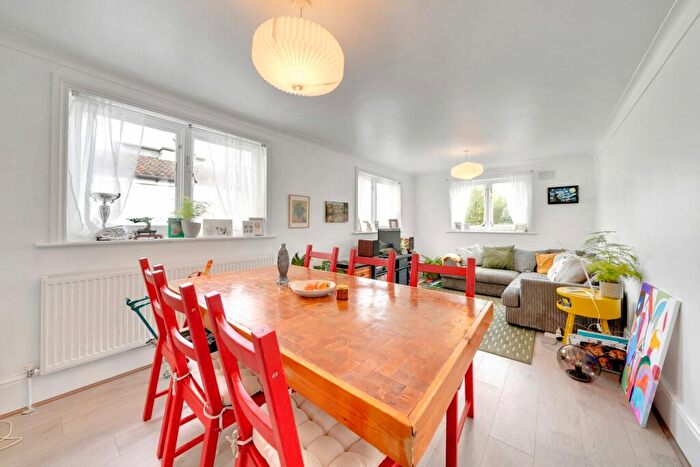 2 Bedroom Flat For Sale In Dynevor Road, London, N16