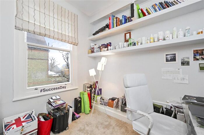 2 Bedroom Apartment To Rent In Bolingbroke Grove, London, SW11