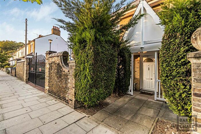 2 Bedroom Flat For Sale In Gordon Road, Enfield, EN2