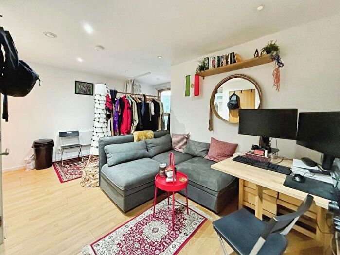 Flat To Rent In Gateway East, Marsh Lane, Leeds, LS9