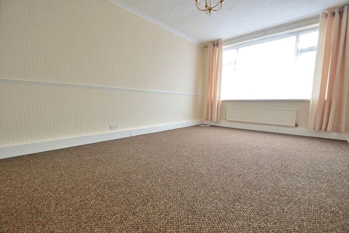 2 Bedroom Flat To Rent In Bush Close, Ilford, Essex, IG2