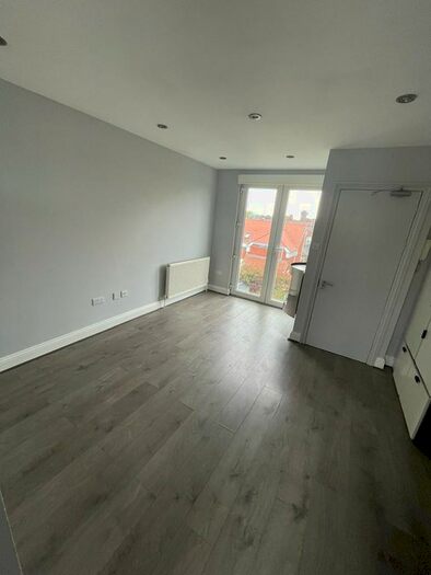 Studio To Rent In Victoria Road, London, NW7