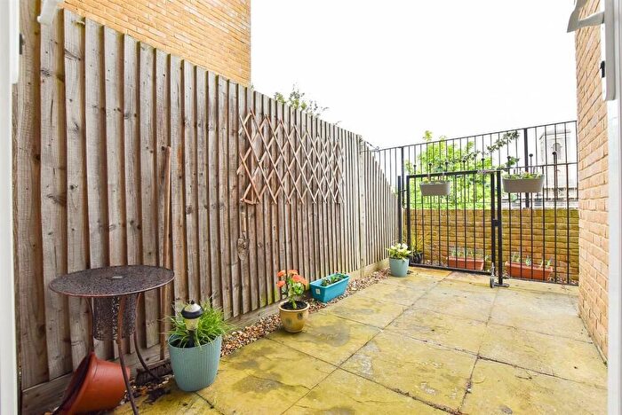 1 Bedroom Flat For Sale In Manor Road, Chatham, ME4