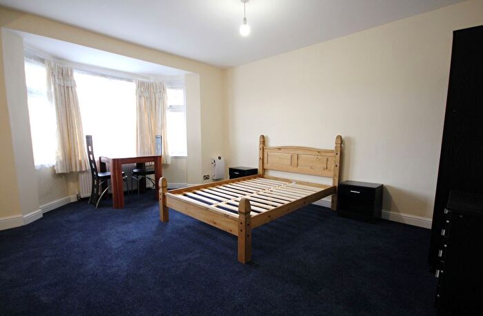 Studio To Rent In Great West Road, Hounslow, Greater London, TW5