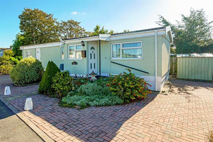 2 Bedroom Park Home For Sale In Thornlea Park, Wick, Littlehampton, BN17