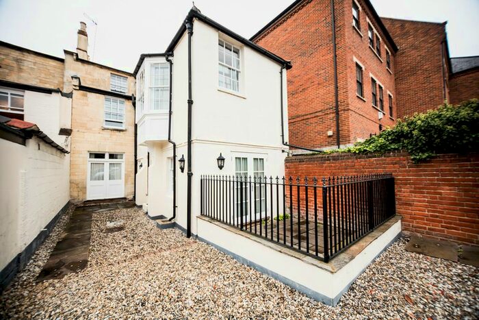 2 Bedroom Flat To Rent In Queens Road, Reading, Berkshire, RG1