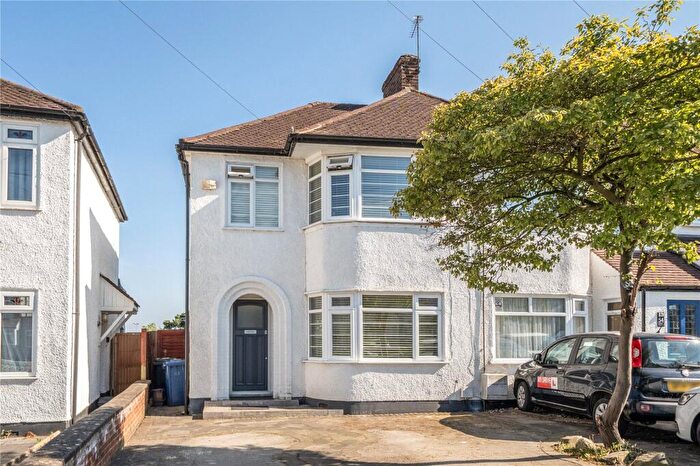 3 Bedroom End Of Terrace House For Sale In Weirdale Avenue, Whetstone, London, Greater London, N20