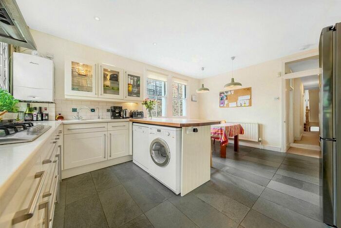 3 Bedroom Flat To Rent In Endlesham Road, Nightingale Triangle, London, SW12