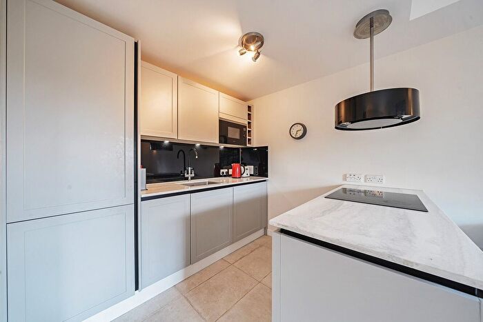 2 Bedroom Flat For Sale In Scott Avenue, London, SW15