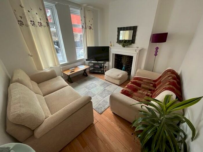 3 Bedroom House To Rent In Hambro Road, Portland, DT5