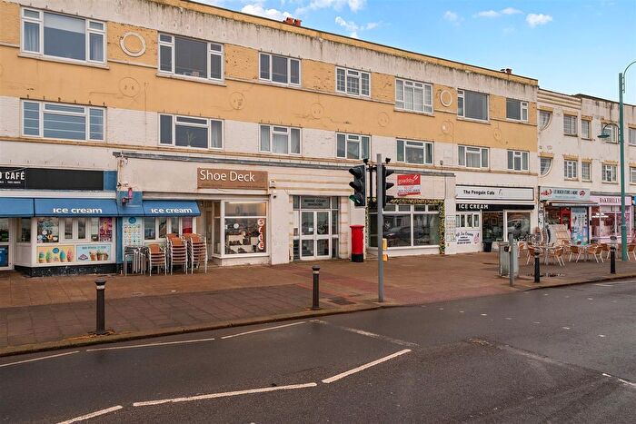 3 Bedroom Flat To Rent In Marine Court Mansions, Lee-On-The-Solent, PO13