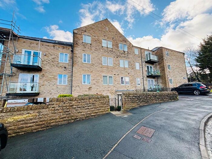 2 Bedroom Flat For Sale In Sandmoor Garth, Bradford, BD10