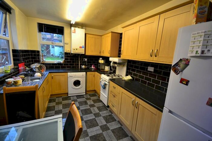 4 Bedroom Semi-Detached House To Rent In Leslie Road, Nottingham, NG7